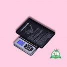 G Scale EQ 100 g - 0,01g with pink background and green Grow Island logo in the right corner