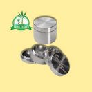 Black Leaf Steely Dan Edelstahl-Grinder in four pieces holder with yellow background and green grow island logog in the left upper corner