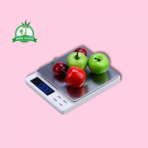 four apples on G Scale 2000 g - 0,1 g with pink background and green Grow Island logo in the left corner