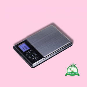 G Scale EQ 100 g - 0,01g with pink background and green Grow Island logo in the right corner