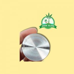 Black Leaf Steely Dan Edelstahl-Grinder with yellow background and green grow island logog in the right upper corner